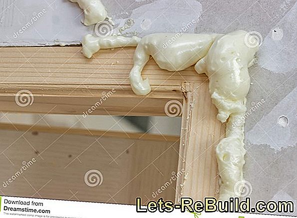 Retire la espuma de construcción del marco de la ventana