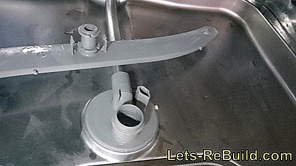 L'acqua gocciola dalla lavastoviglie
