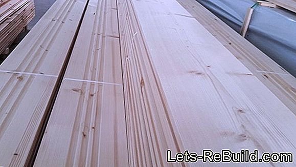 Medinės grindų lentos suteikia balkonui patogesnį